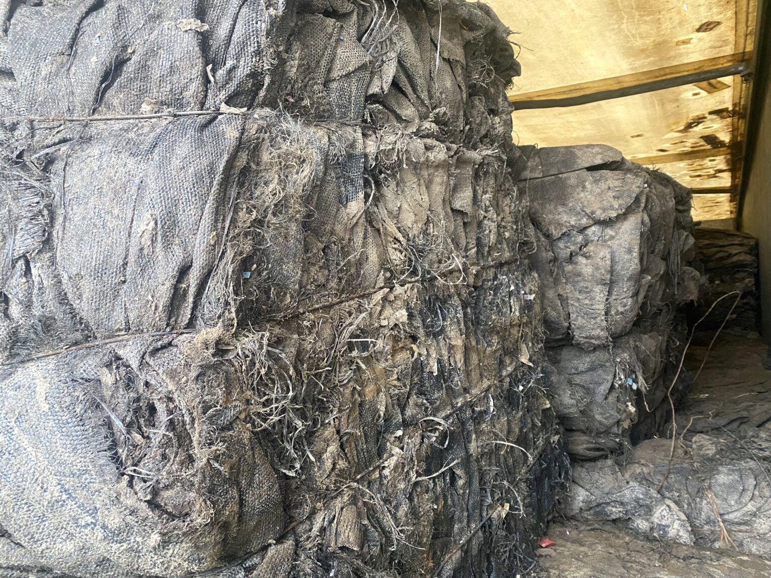 Na zdjęciu widoczne są zbelowane tworzywa sztuczne które znajdują się w pojeździe ciężarowym