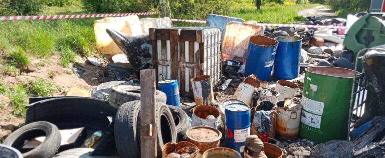 Ujawnione odpady w postaci metalowych beczek o pojemności 40 kg, metalowe beczki o pojemności 200 ml, pojemniki metalowe o objętości ok. 30 l, rozcięte od góry. Pojemniki wypełnione nieustalonymi substancjami od środowiska gruntowego.